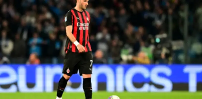 Santiago Giménez pierde terreno en el AC Milan de cara al Mundial 2026