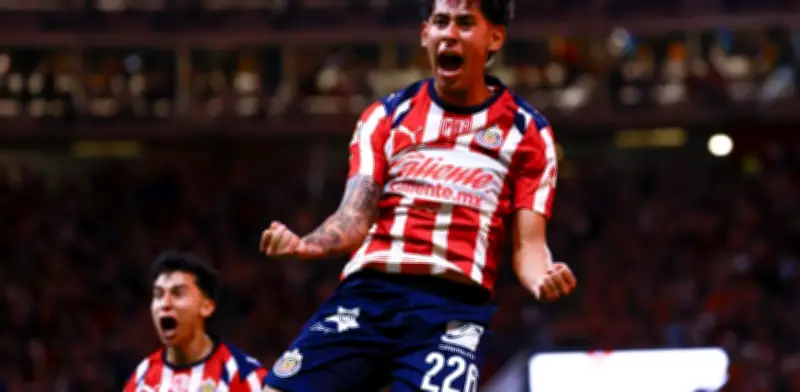 Santiago Sandoval anota doblete y clasifica a Chivas a semifinales