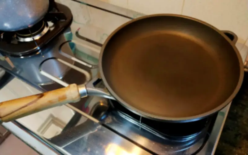 Sartén de teflón rayado: el peligro oculto en tu cocina
