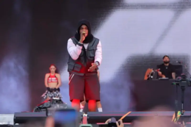 Sech enciende a fans del Festival Emblema en CDMX