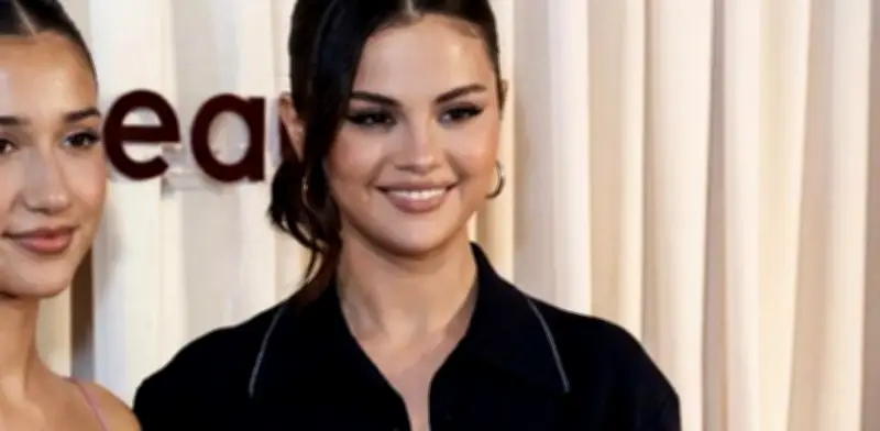 Selena Gomez sorprende en Londres con evento de Rare Beauty