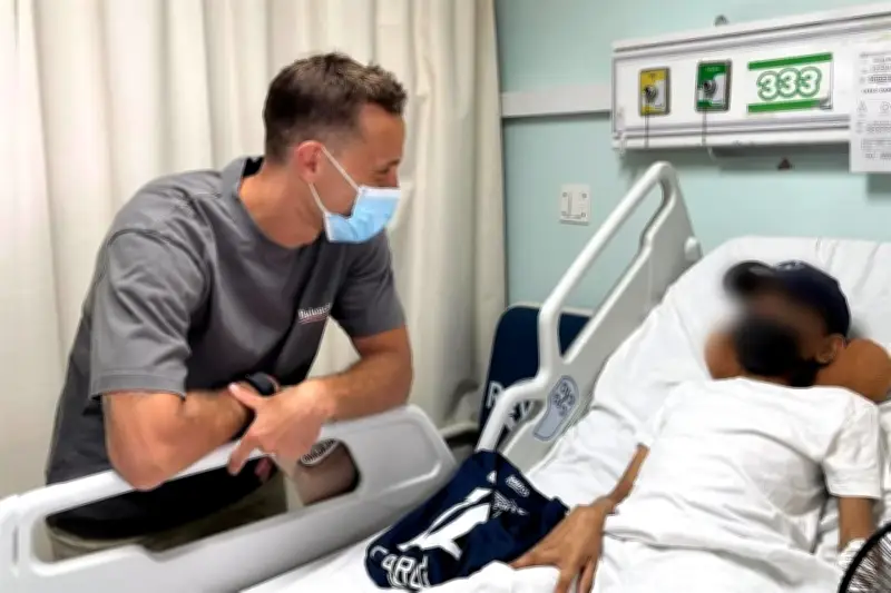 Sergio Canales visita a paciente pediátrico en clínica 25