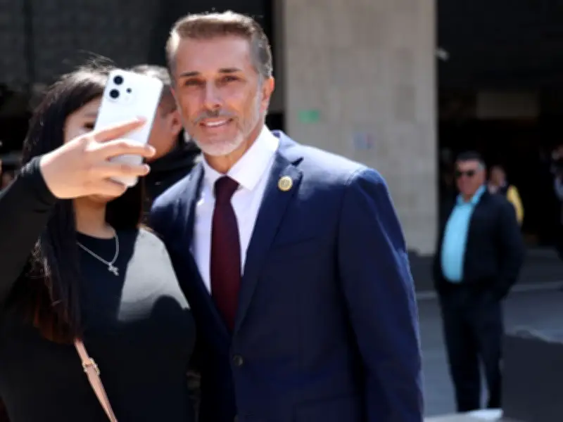 Sergio Mayer renuncia irrevocablemente a Morena tras escándalos