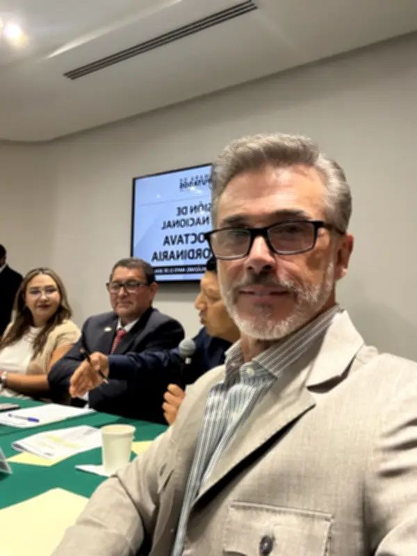 Sergio Mayer sigue en bancada de Morena pese a renuncia