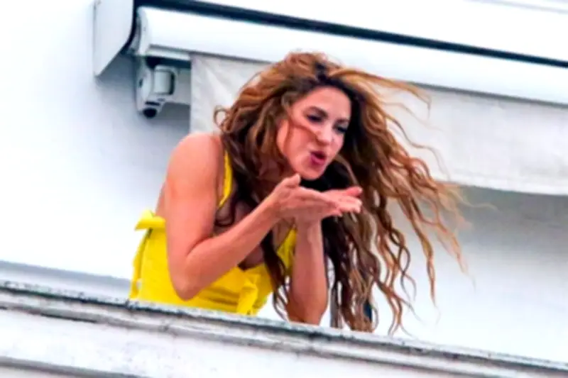 Shakira consiente a fans previo a show en Brasil