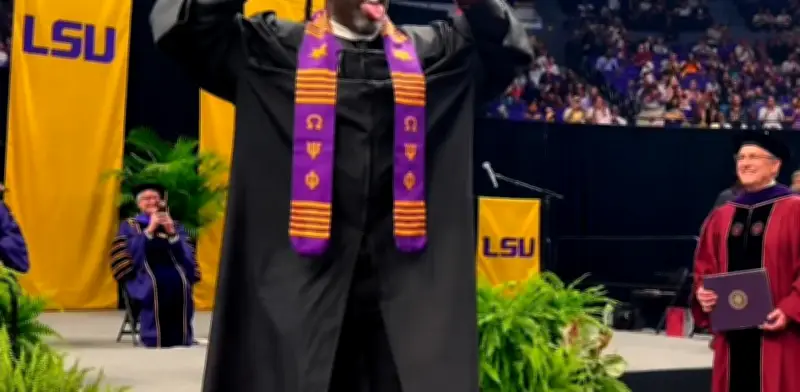 Shaquille O'Neal recibe su diploma universitario en LSU tras 30 años