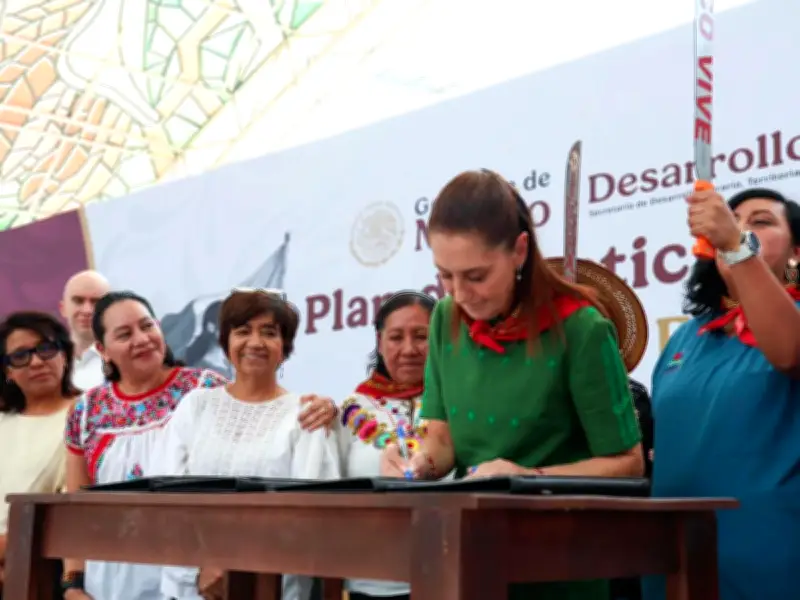 Sheinbaum firma restitución de tierras en Atenco 20 años después
