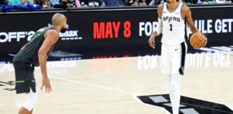 Spurs aplastan a Wolves y empatan semifinal del Oeste