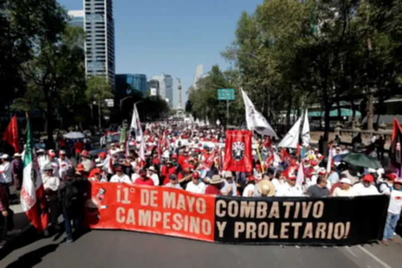 Trabajadores piden diálogo en el Zócalo tras marcha por reforma laboral