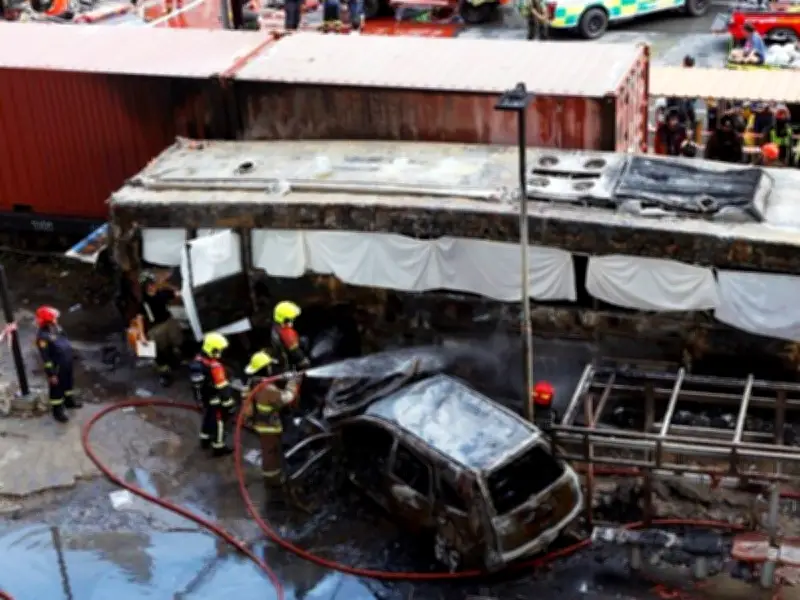 Tragedia en Bangkok: tren choca contra autobús, 8 muertos