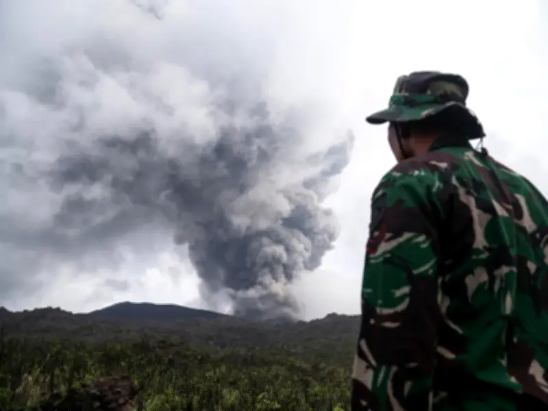 Tragedia en Indonesia: tres senderistas mueren por erupción del volcán Dukono