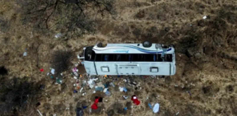 Tragedia en Nayarit: 11 muertos y 16 heridos en volcadura de autobús turístico