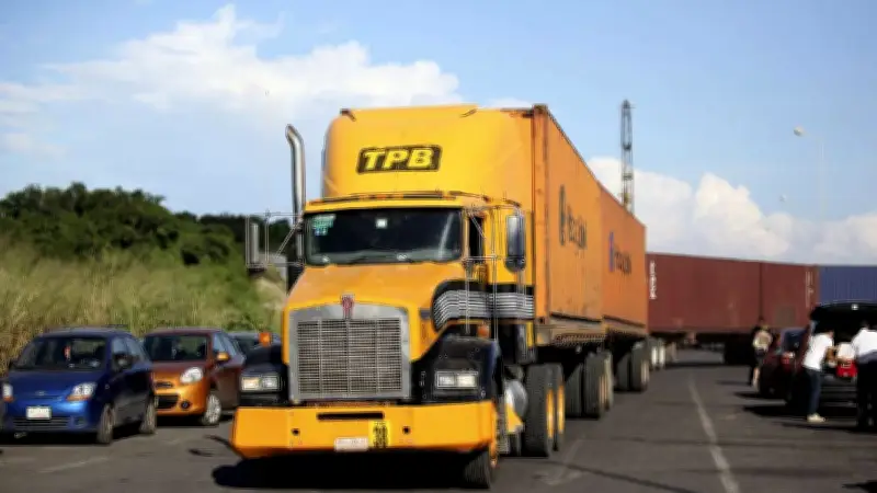 Trailero arrolla a presunto asaltante en falso retén en Puebla-Orizaba