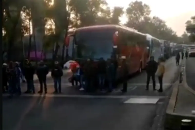 Transportistas bloquean Reforma y buscan llegar al Zócalo