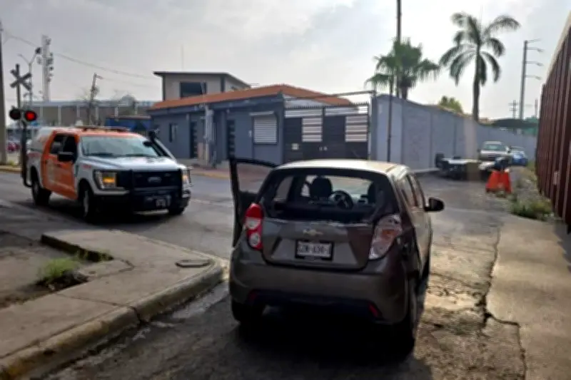 Tren impacta auto en San Nicolás; conductor resulta ileso