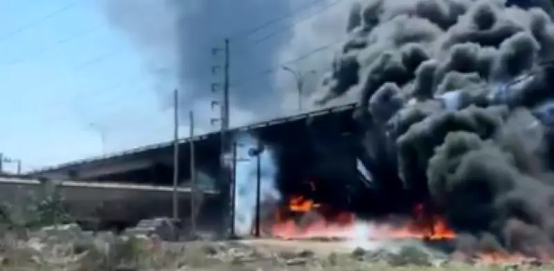 Tren impacta pipa de combustible en Querétaro: riesgo de explosión