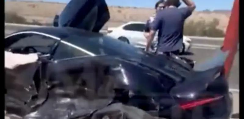 Trevor Bauer sufre aparatoso accidente: su McLaren quedó destrozado