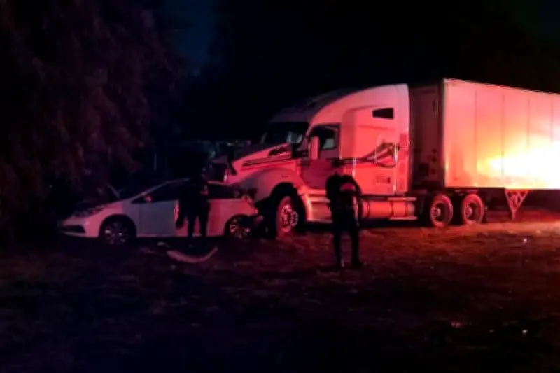 Trágico accidente: tráiler impacta auto familiar y muere niño
