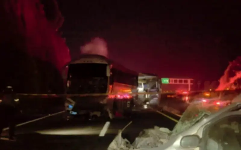 Trágico choque múltiple en Jalisco: dos muertos y 44 heridos