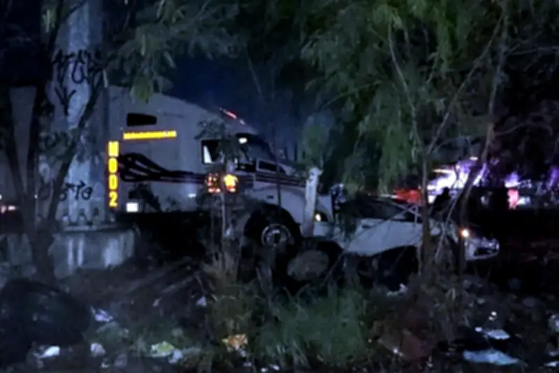 Tráiler impacta auto y muere un menor de edad en NL