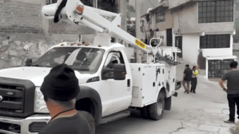 Tráiler sin frenos cae sobre vivienda en Ecatepec y causa daños