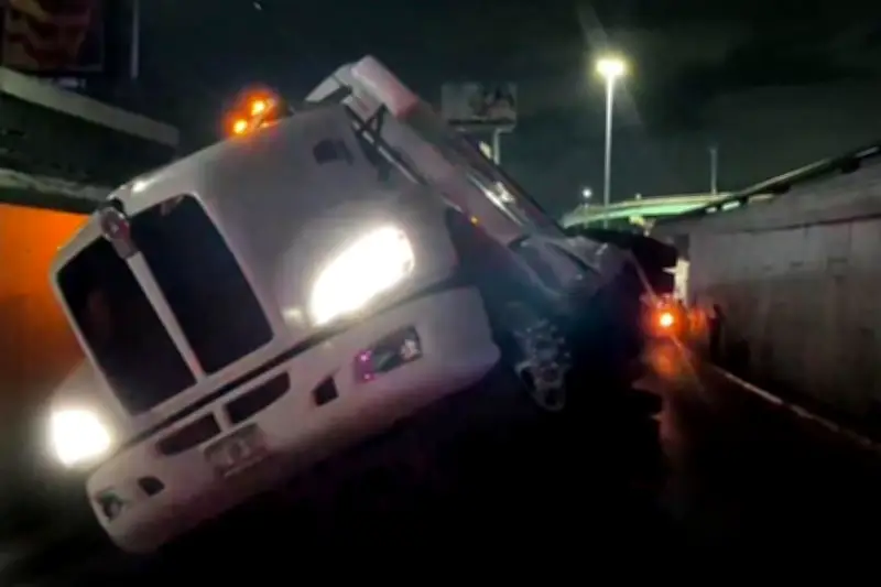 Tráiler vuelca en conexión de Revolución y Garza Sada en Monterrey