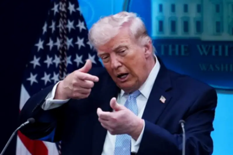 Trump anuncia aranceles del 25% a autos de la UE