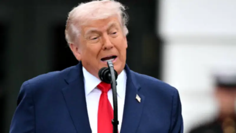 Trump anuncia escolta de barcos en estrecho de Ormuz desde lunes