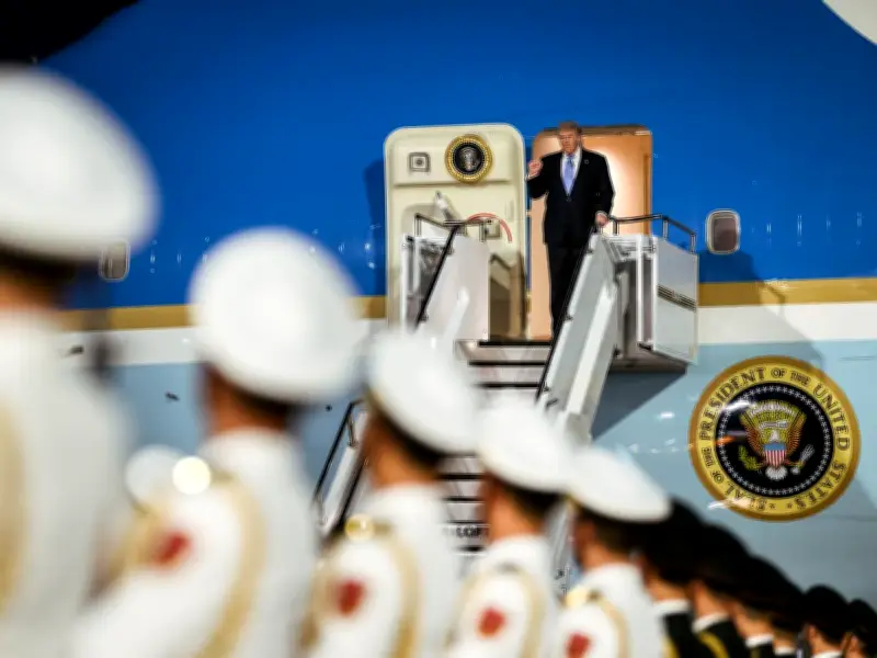 Trump aterriza en Pekín para cumbre con Xi Jinping y tregua comercial