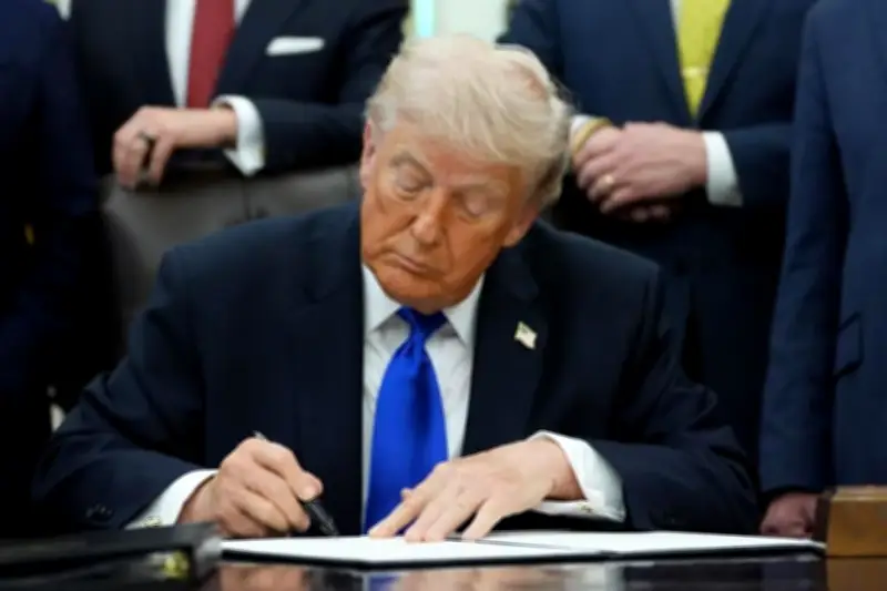 Trump emite orden para ampliar acceso a planes de retiro