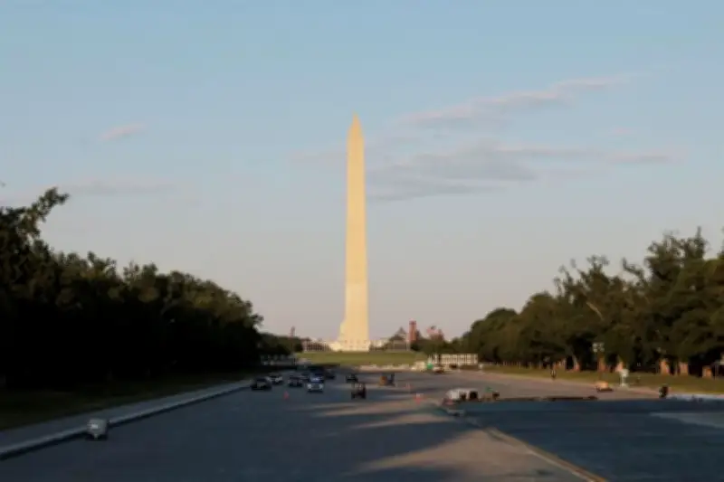 Trump inspecciona revestimiento en Monumento a Lincoln