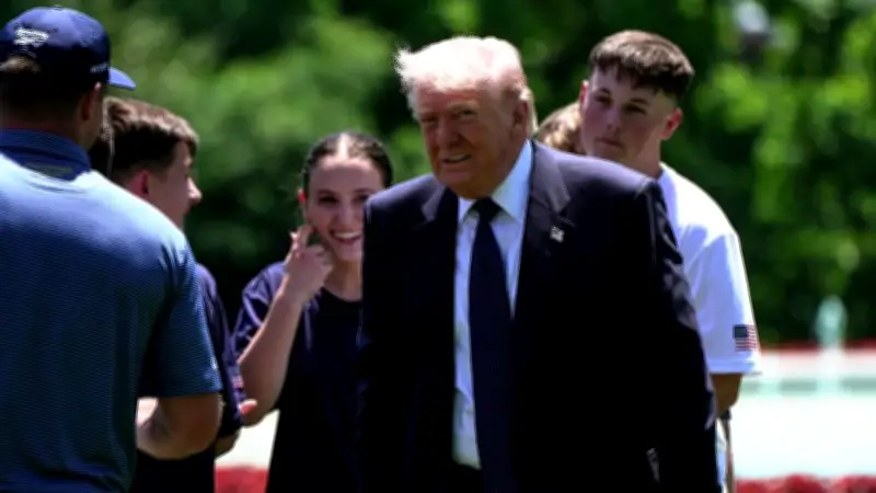 Trump suspende ayuda a buques varados en Ormuz