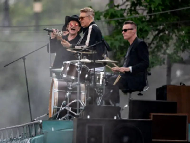 U2 graba video sorpresa en el Centro Histórico de CDMX con fans
