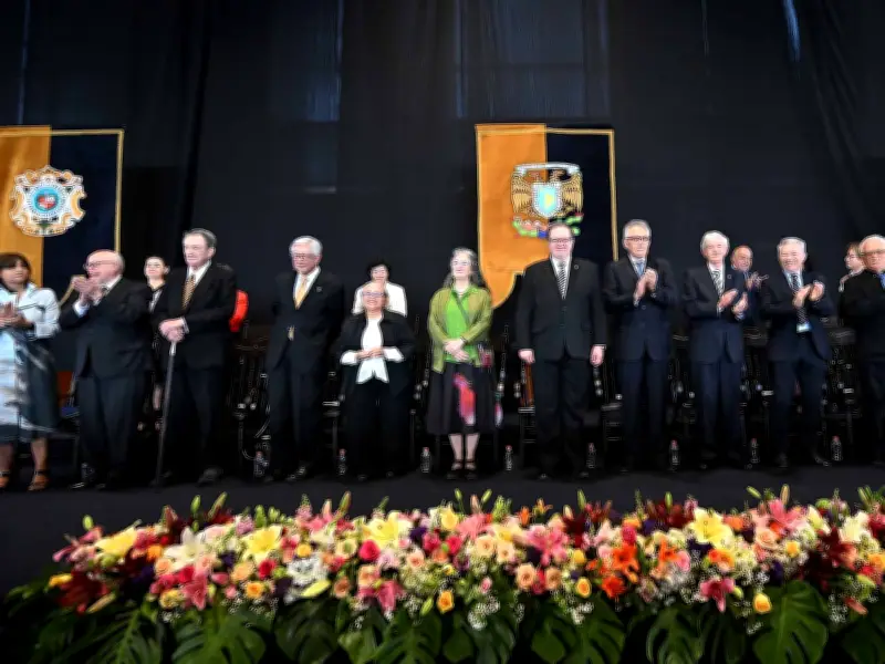 UNAM honra a 137 maestros con 50 años de servicio en el Día del Maestro