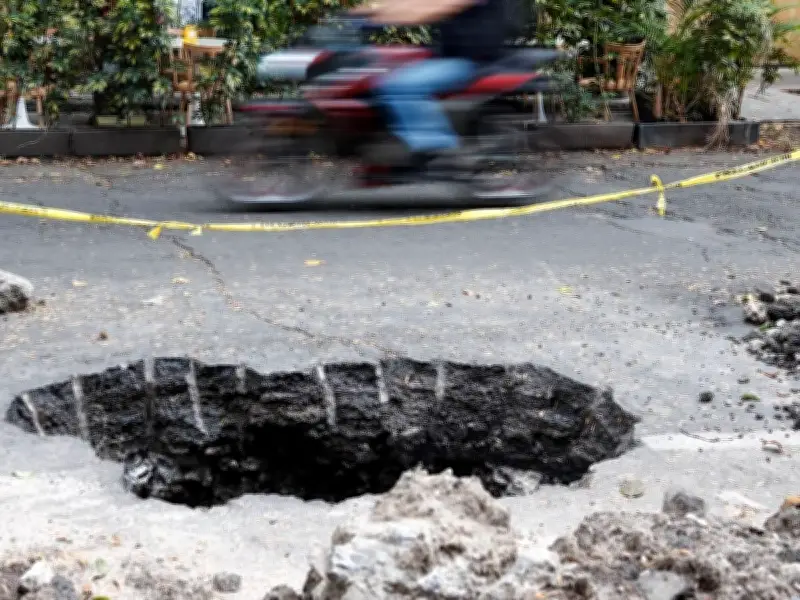 Urgen a reparar socavones en Xochimilco por riesgo a vialidad