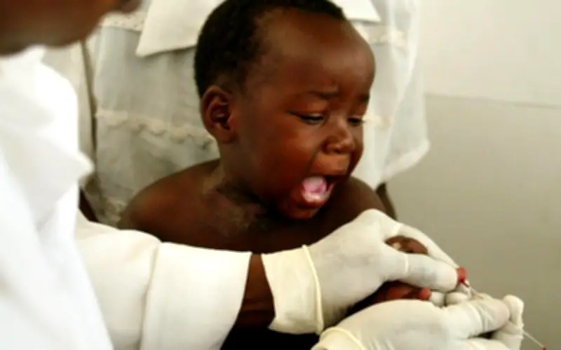 Vacuna contra malaria reduce 13% muertes infantiles en África, según estudio