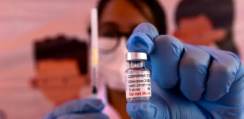 Vacunación contra covid reduce riesgo de covid largo por reinfecciones