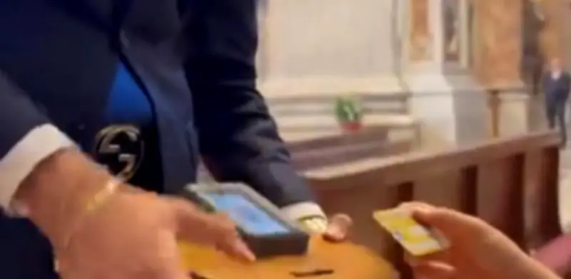 Vaticano moderniza limosnas: aceptan donativos con tarjeta en misas