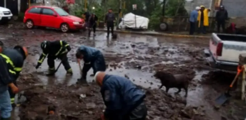 Vecinos de Tlalnepantla temen deslaves del cerro por lluvias
