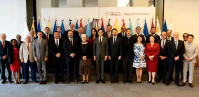 Velasco se reúne con embajadores de América Latina y el Caribe