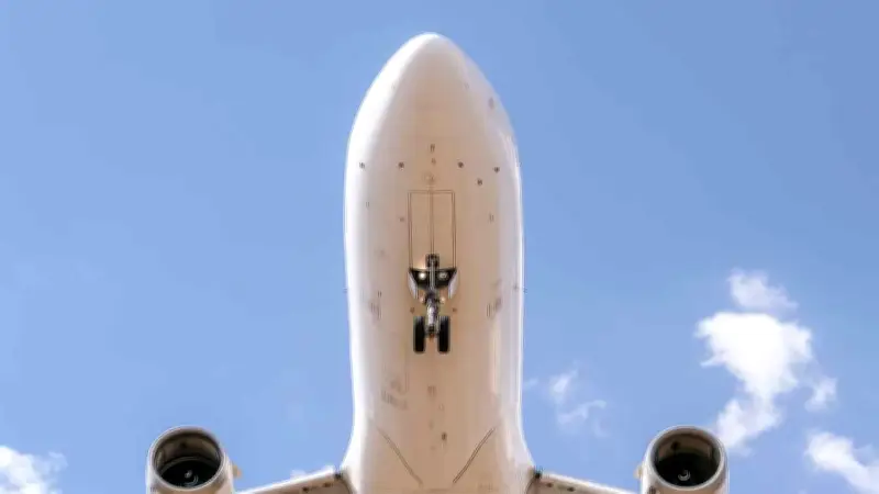 VIDEO: Avión de United Airlines impacta camión y poste al aterrizar en Newark