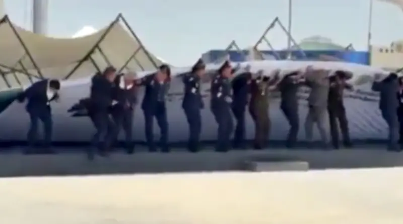 Viento derriba escenografía sobre Delfina Gómez y militares en Edomex