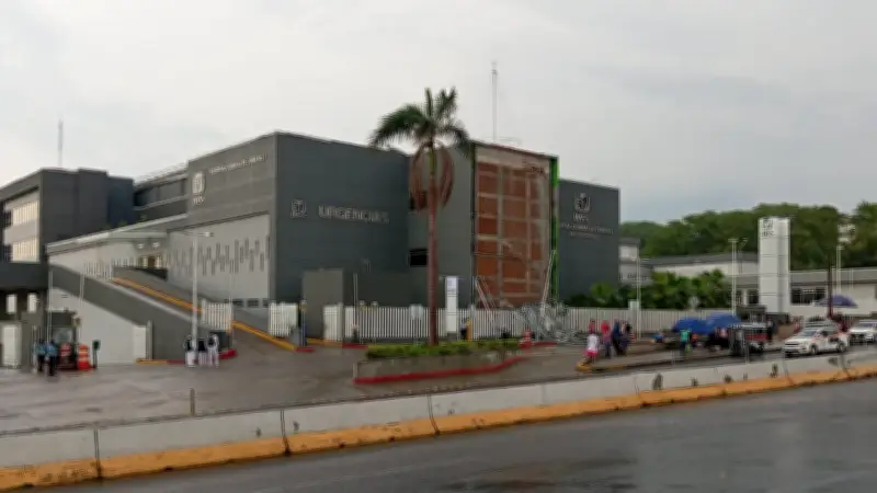 Vientos derriban estructura en fachada del Hospital IMSS en Tapachula