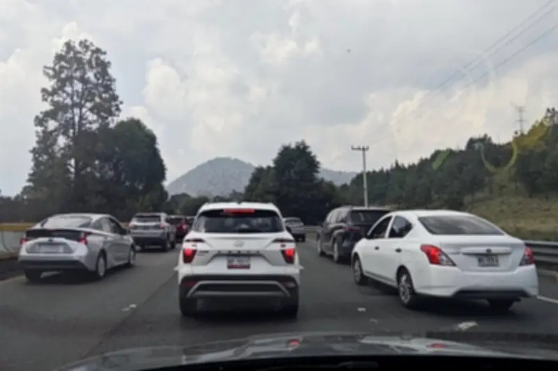 Volcadura afecta circulación en la México-Cuernavaca