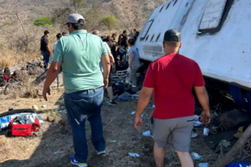 Volcadura en Nayarit deja 11 muertos y 25 heridos