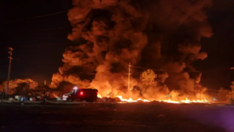 Voraz incendio consume recicladora de plásticos en Culiacán