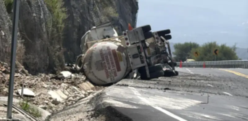 Vuelca pipa con 66 mil litros de gasolina en Tamaulipas