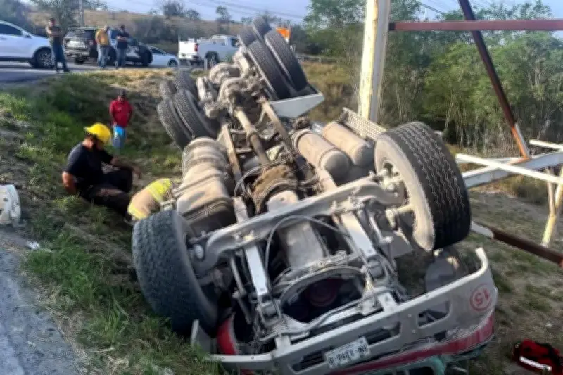 Vuelca revolvedora de concreto por exceso de velocidad en Monterrey