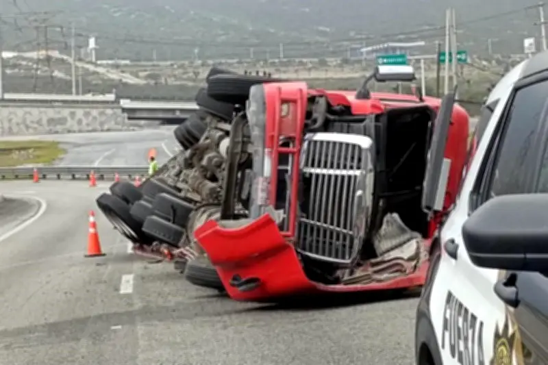 Vuelca tráiler por exceso de peso en carretera de Nuevo León