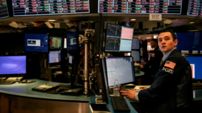 Wall Street cierra mixto: Dow baja, S&P 500 y Nasdaq marcan récords